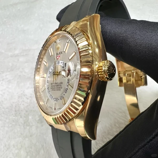 Rolex Sky-Driving series automatic mechanical movement dual time zone 100 meters waterproof men’s watch 42mm white dial gold case rubber strap m326238-0006 - Image 4